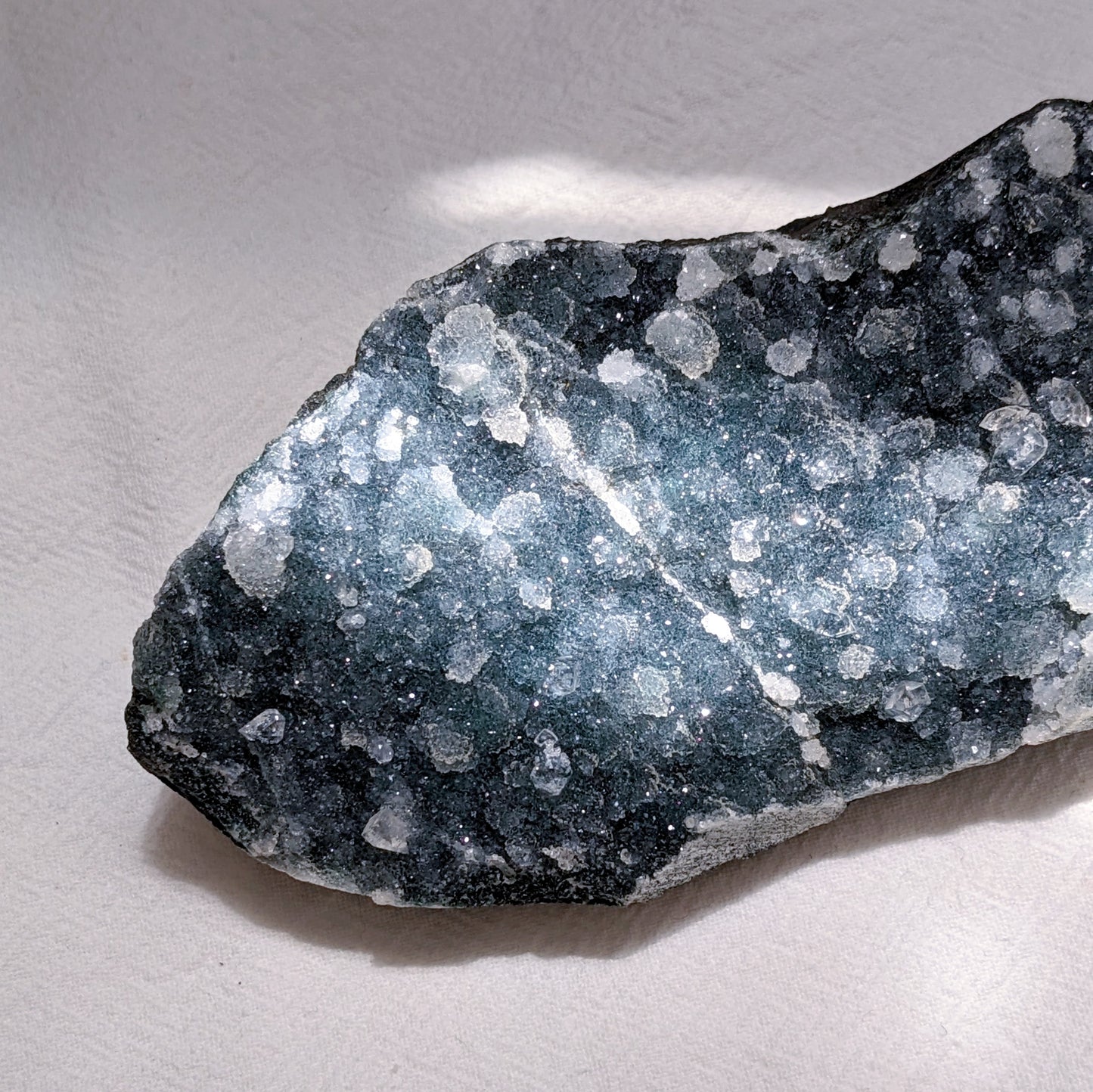[AP24] Apophyllite with black Chalcedony