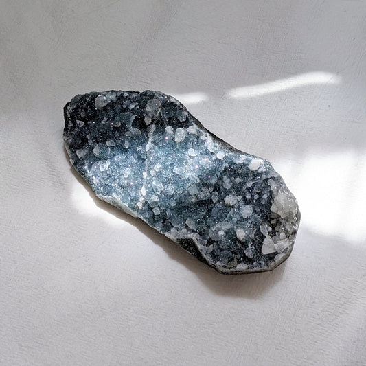 [AP24] Apophyllite with black Chalcedony