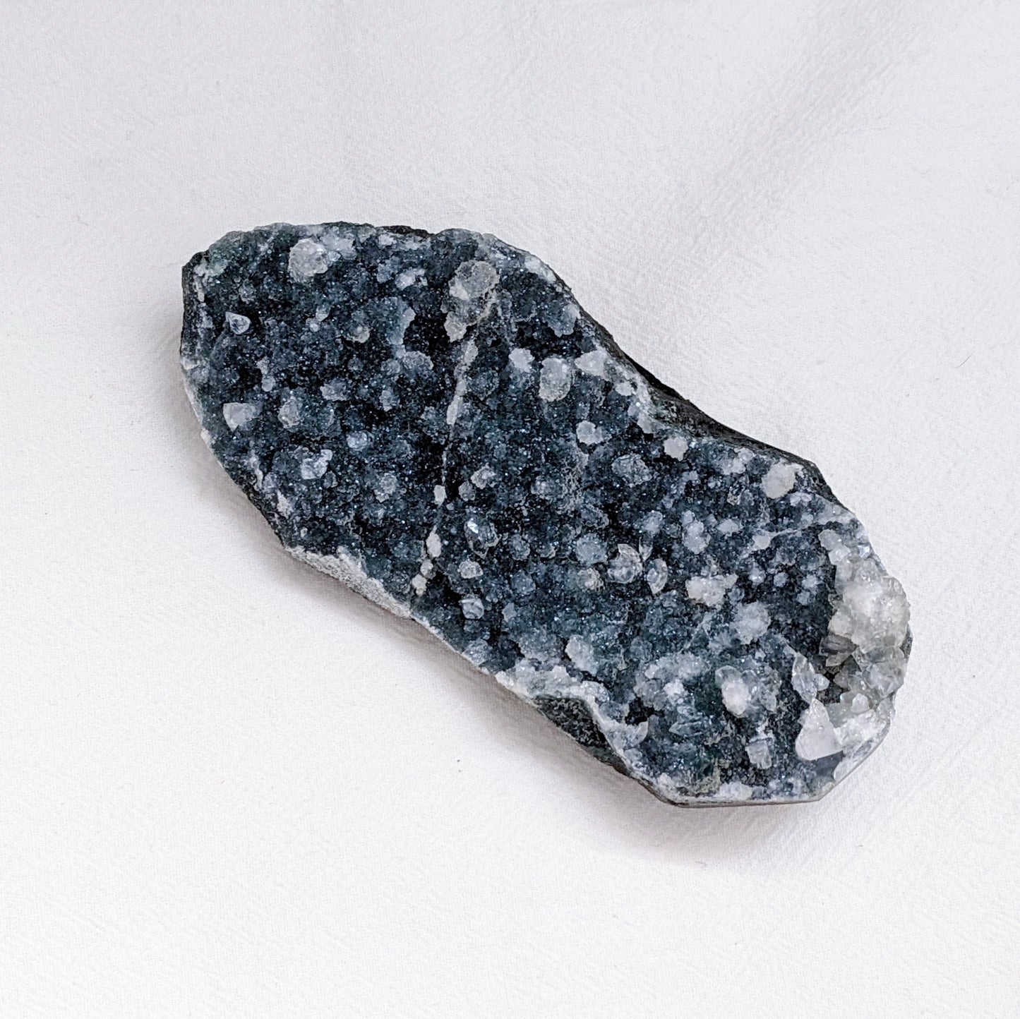 [AP24] Apophyllite with black Chalcedony