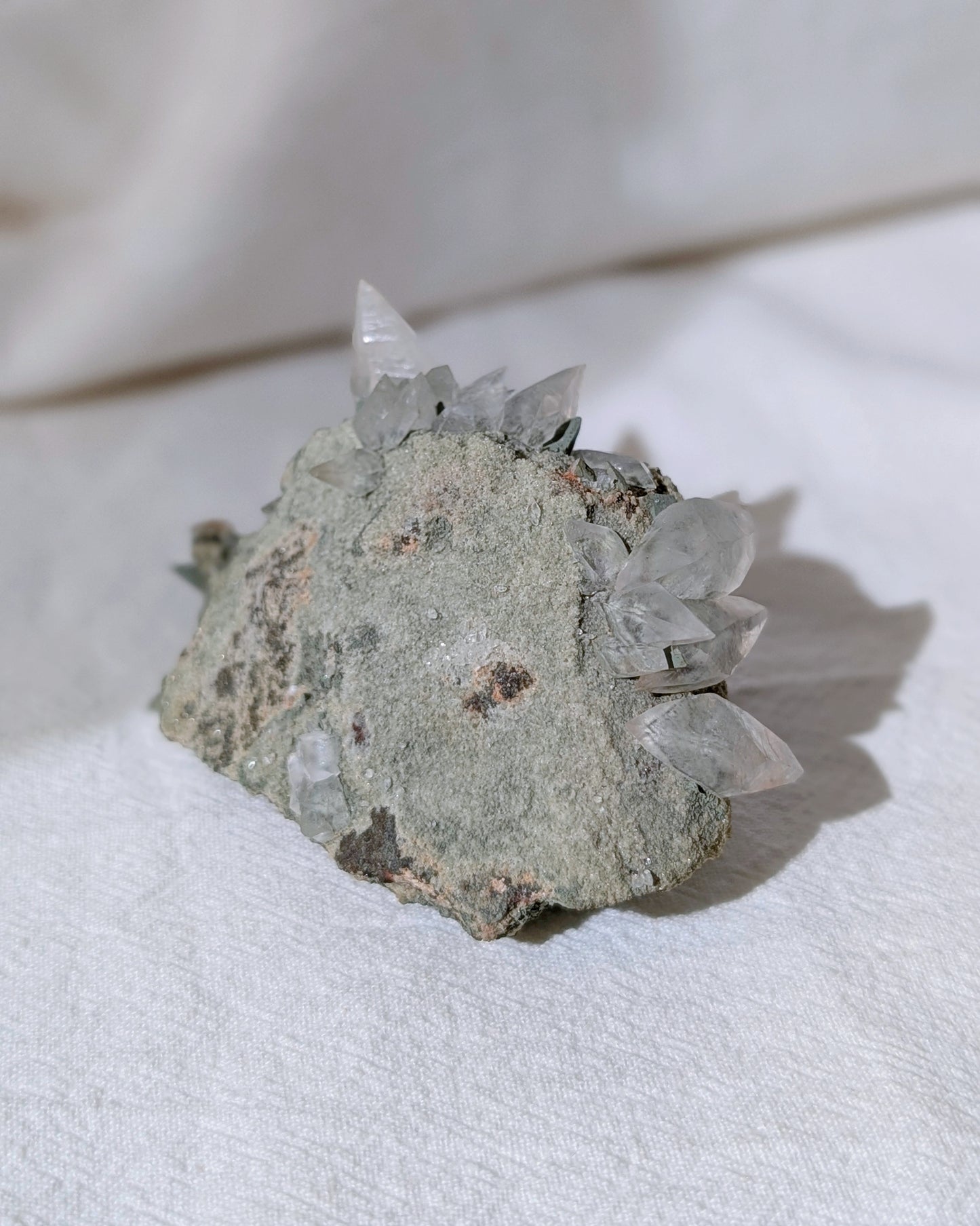 [CA25] Calcite on matrix 雙尖方解石