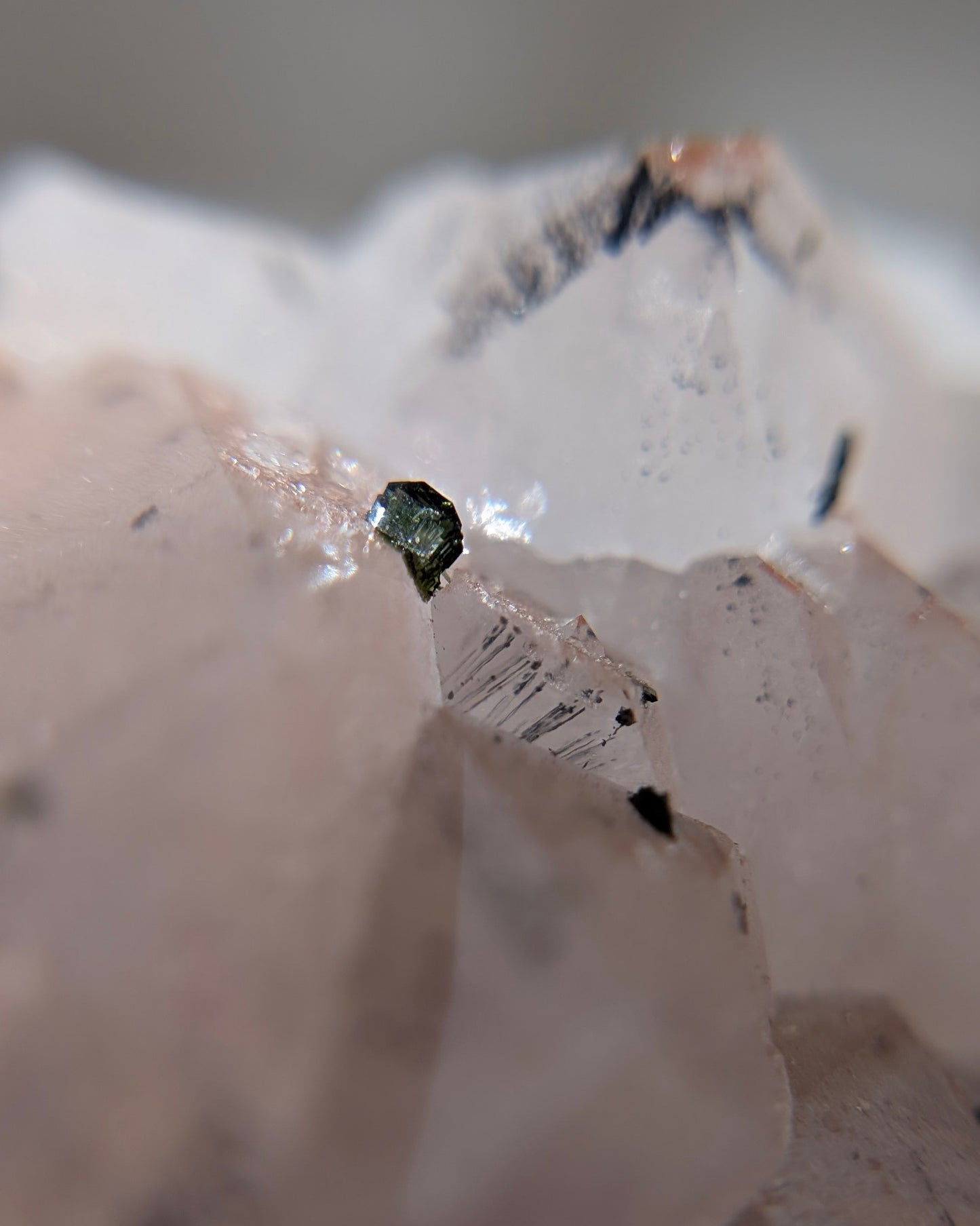 [AY03] Garden Amethyst with Epidote and Hematite (Record keeper) 紫水晶綠簾石赤鐵礦共生