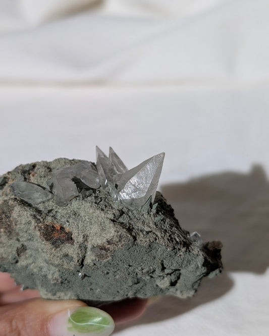 [CA25] Calcite on matrix 雙尖方解石