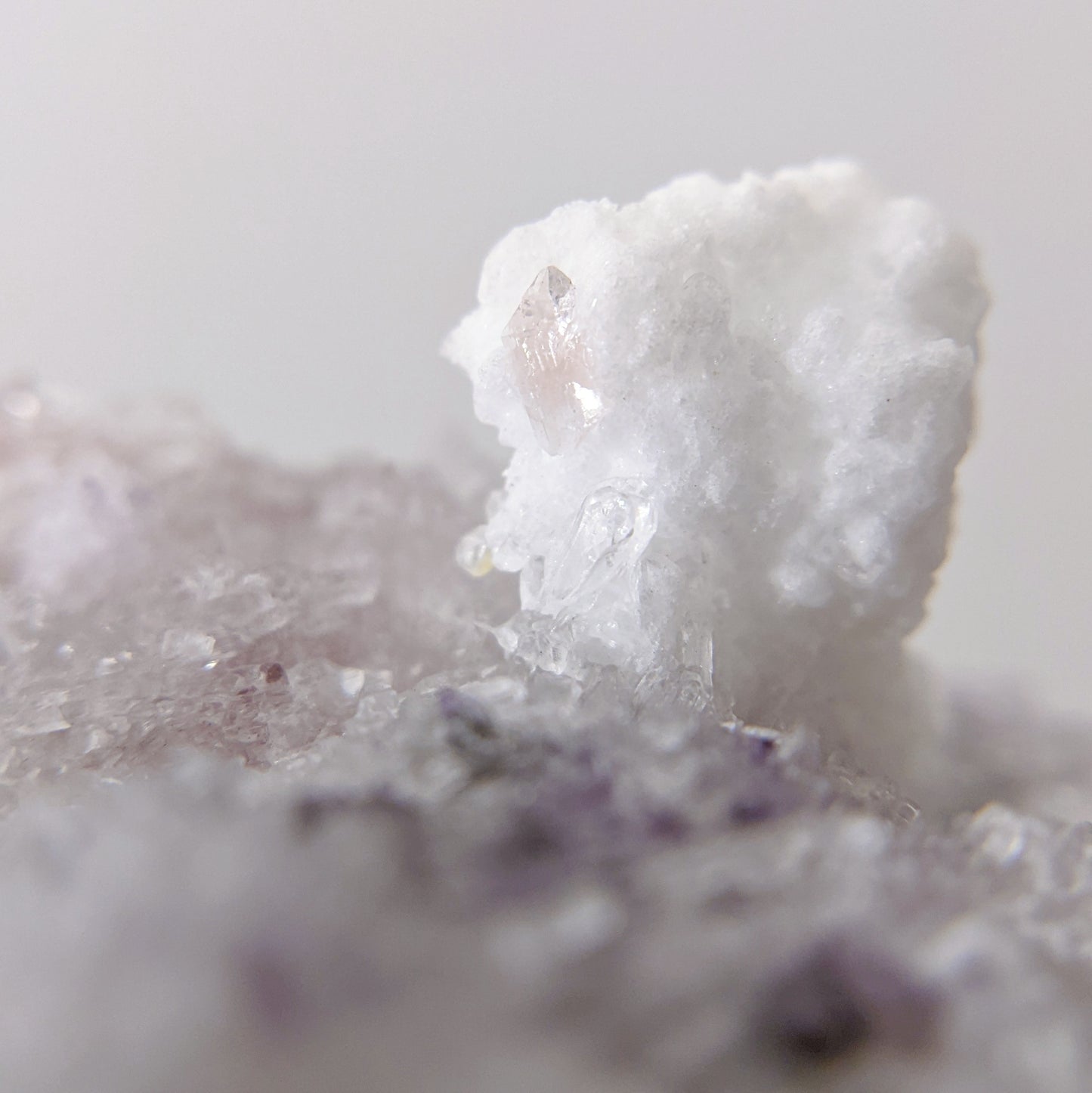 [CR06] Pastel Purple Creedite with Hyalite 粉紫氟鋁石膏玉滴石