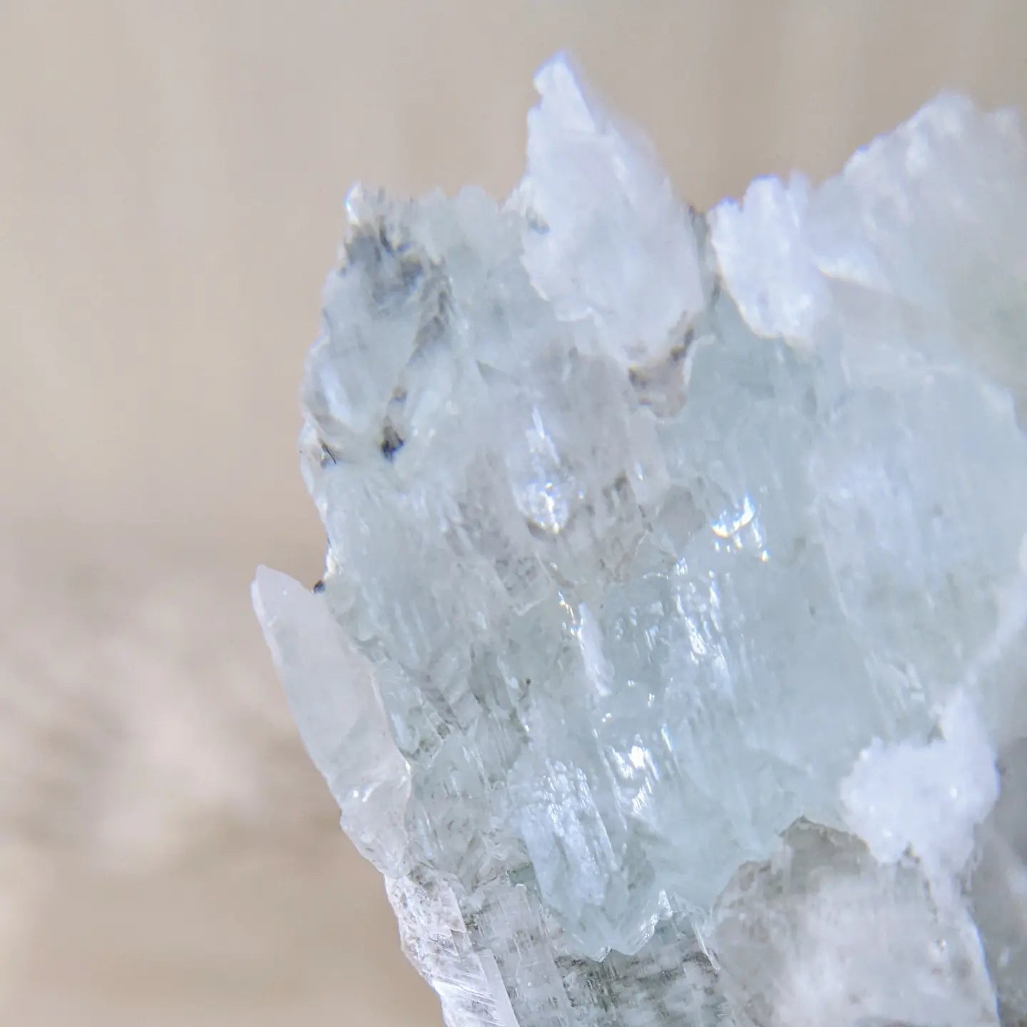 [GY03] Gypsum with White Lodolite 石膏白幽靈共生